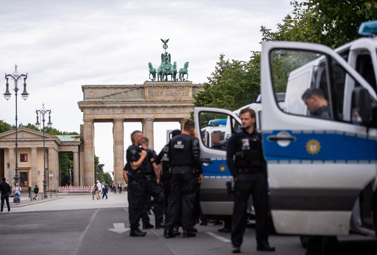 Imaginea articolului Sute de protestatari anti-corona au fost arestaţi în Germania în timpul manifestaţiilor
