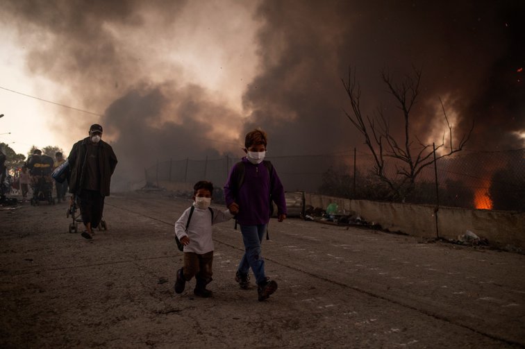 Imaginea articolului Încă un incendiu în lagărul de refugiaţi Moria. Mii de refugiaţi dorm sub cerul liber. Grecia trimite ajutoare