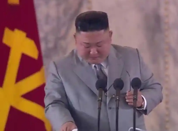 Imaginea articolului Kim Jong Un a vărsat lacrimi pentru criza COVID-19, în timpul unei parade a rachetelor balistice