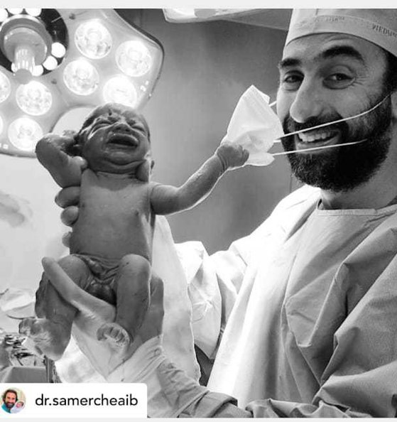 Imaginea articolului FOTO Imaginea speranţei că în curând vom renunţa la ele: Un nou-născut smulge masca medicului, imediat după ce vine pe lume