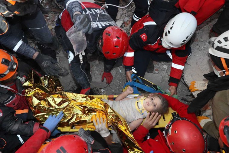 Imaginea articolului O nouă minune în Turcia. Ayda, în vârstă de patru ani, a fost salvată de sub din dărâmături la 91 de ore de la cutremurul din Izmir