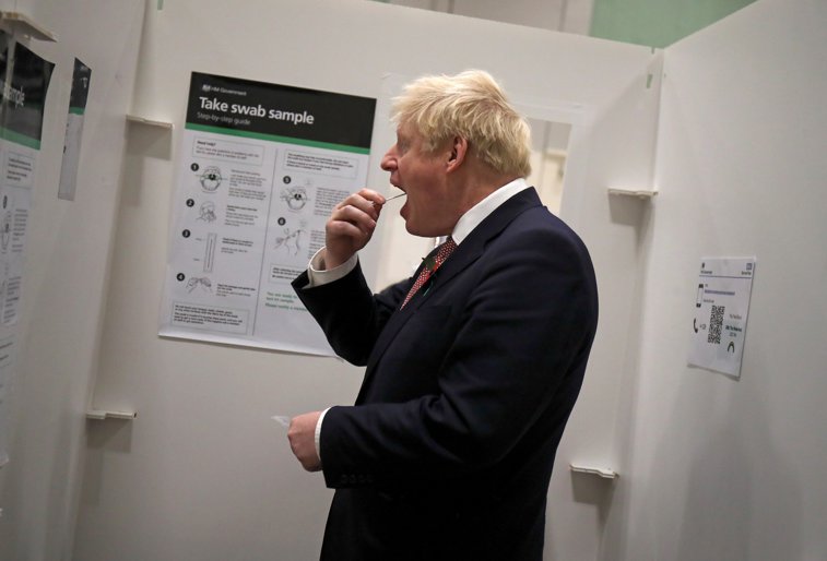 Imaginea articolului VIDEO Mesajul lui Boris Johnson, în a cincea zi de izolare. „Vom rupe lanţul de transmitere şi vom opri virusul”