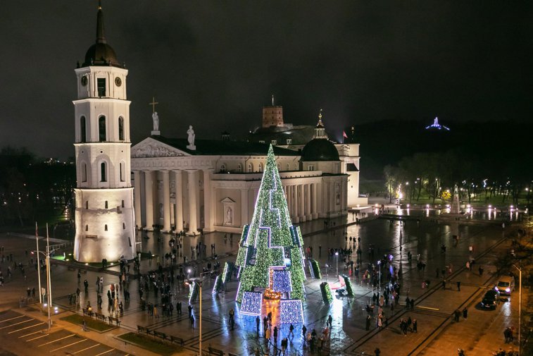 Imaginea articolului Vilnius a aprins luminiţele unui pom de Crăciun prietenos cu mediul şi plin de surprize