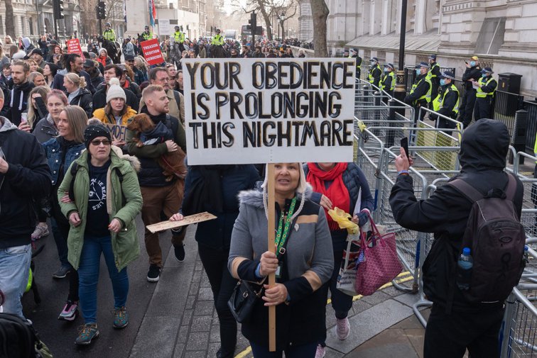 Imaginea articolului Confruntări violente pe străzile Londrei. Zeci de protestatari care participau la un marş anti-lockdown au fost arestaţi