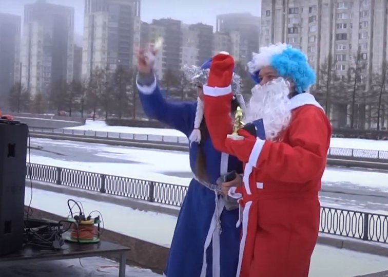 Imaginea articolului Concurs de alergat îmbrăcaţi în costume de Moş Crăciun în Sankt Petersburg