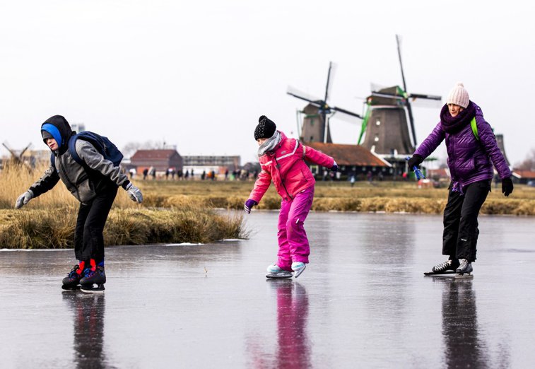 Imaginea articolului Iarna aceasta, bucuria vine pe patine: olandezii speră să iasă la plimbare pe canalele îngheţate
