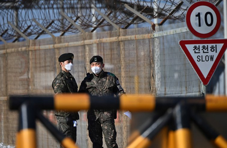 Imaginea articolului Alertă la graniţa dintre Coreea de Sud şi Coreea de Nord. Cum a reuşit un bărbat să traverseze neobservat una din cele mai securizate zone din lume