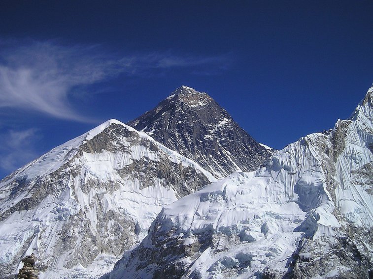 Imaginea articolului Fără teamă, dar precauţi, alpiniştii se întorc pe Everest. Nepalul redeschide cel mai înalt vârf din lume după un an de pauză din cauza pandemiei 