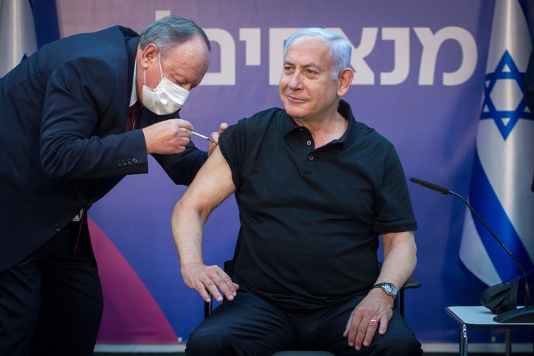 Imaginea articolului COMENTARIU Bogdan Nicolae | Cu o mână pe seringă şi cu cealaltă pe armă, Netanyahu nu pierde Iranul din ochi