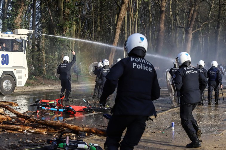 Imaginea articolului Poliţişti răniţi la o petrecere ilegală dintr-un parc din Belgia 