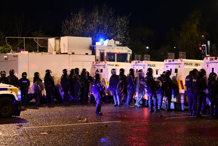 Imaginea articolului Continuă protestele în Irlanda de Nord. Cel mai tânăr protestatar are doar 13 ani
