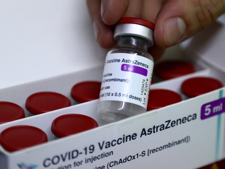 Imaginea articolului Bulgaria opreşte vaccinarea cu AstraZeneca pentru femeile sub 60 de ani, cu risc de tromboză 