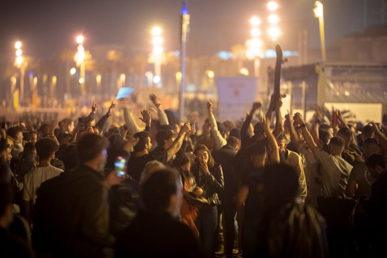 Imaginea articolului Petreceri cu sute de persoane pe plajele din Spania. Poliţia i-a trimis pe petrecăreţi acasă FOTO