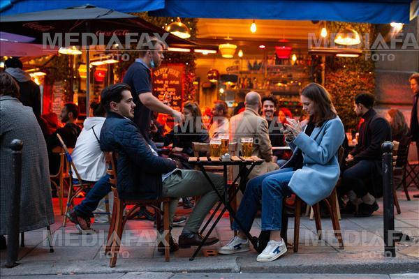 Imaginea articolului Francezii se întorc la cafenelele pe care le frecventau de pe vremea abacului