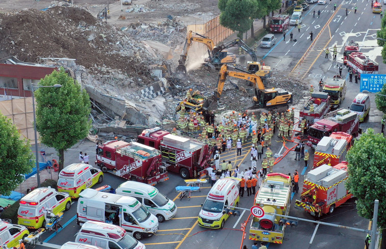 Imaginea articolului VIDEO O clădire cu 5 etaje s-a prăbuşit peste un autobuz de pasageri, în Coreea de Sud. Cel puţin 9 oameni au murit