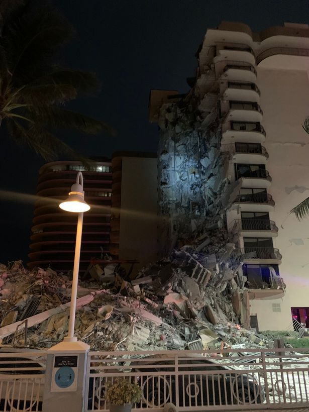 Imaginea articolului Un bloc de 12 etaje de lângă Miami Beach s-a prăbuşit parţial. Cel puţin o persoană a murit. Nouă oameni, transportaţi la spital