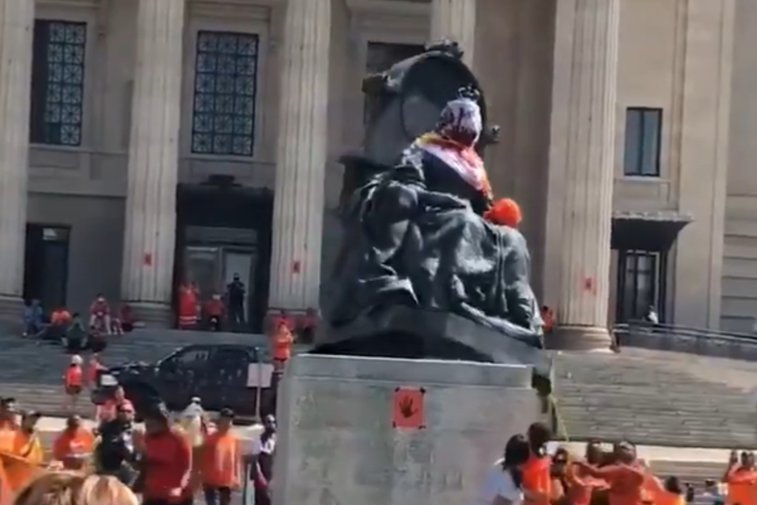 Imaginea articolului Protest în Canada de Ziua Naţională. Manifestanţii au dărâmat statuile reginelor Victoria şi Elisabeta a II-a