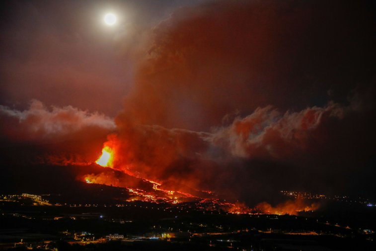 Imaginea articolului Erupţia vulcanului din La Palma. Aproximativ 7.000 de persoane sunt evacuate de pe insulă. Lava continuă să avanseze