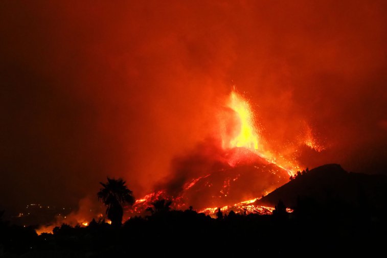 Imaginea articolului Norul de gaze provocat de erupţia vulcanului din La Palma este deasupra Europei. Cenuşa vulcanică a ajuns şi în România