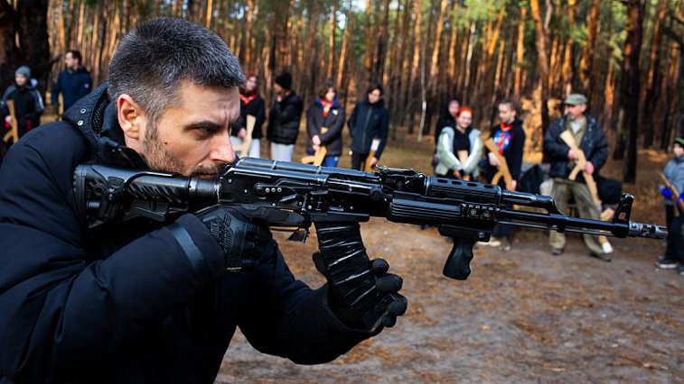 Imaginea articolului Pregătiri pentru un posibil război cu Rusia. Civilii din Ucraina învaţă să lupte şi să tragă cu arma