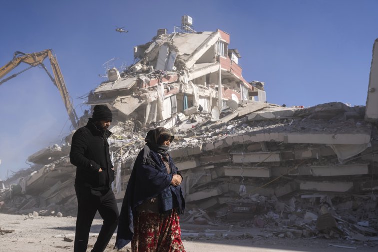 Imaginea articolului Cutremurele din Turcia şi Siria, ziua a 4-a: Sunt peste 20.000 de victime / Echipe de salvare din 53 de ţări lucrează în Turcia / Românii au salvat un tânăr / Copil găsit în viaţă după 80 de ore / Curg donaţiile: un milion de euro de la Biontech, un salariu de la şefa Taiwanului 