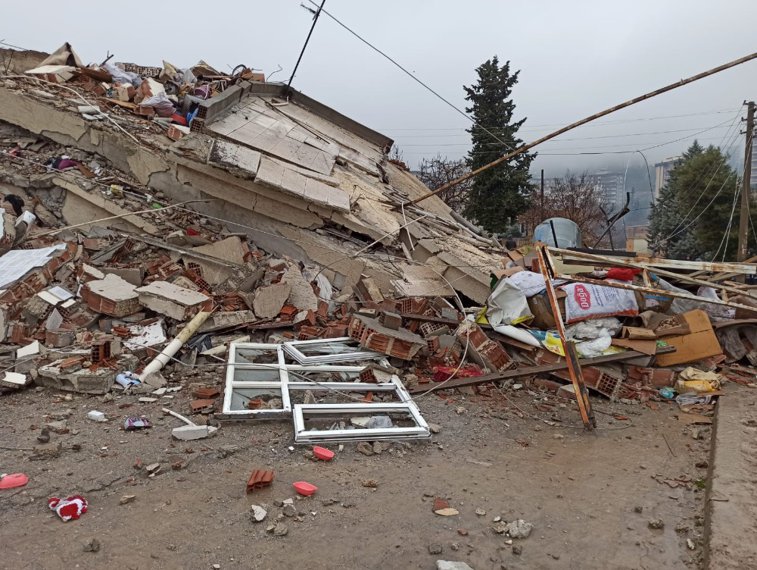 Imaginea articolului Turcia: o familie de cinci persoane a fost salvată din casa prăbuşită