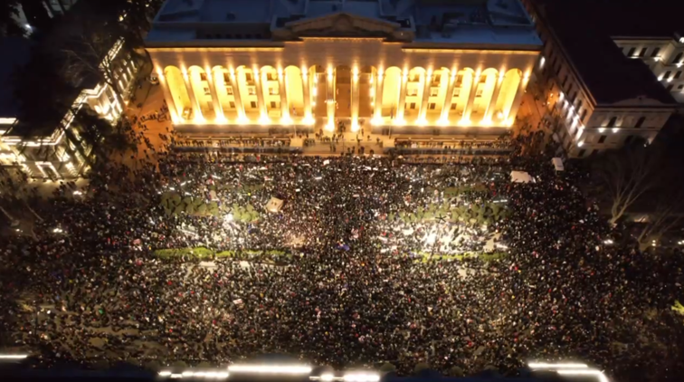 Imaginea articolului Proteste în Georgia, ziua 2. 40,000 de protestatari au înconjurat parlamentul georgian/ Forţele de ordine trag cu gloanţe de cauciuc, tunuri cu apă şi gaze lacrimogene/ Un cap de porc tăiat a fost atârnat la parlament de către protestatari/ Ciocniri violente la Tbilisi