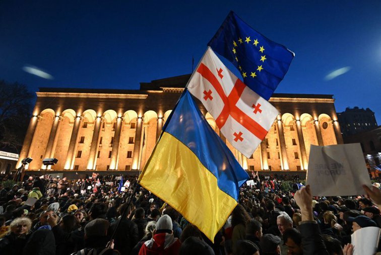 Imaginea articolului Volodymyr Zelensky: "Mulţumesc tuturor celor care au ţinut steaguri ucrainene pe străzile Georgiei în aceste zile, îmi exprim respectul sincer faţă de Georgia"