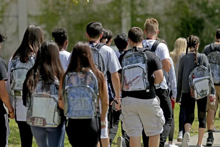 Imaginea articolului Florida le va permite elevilor să poarte doar ghiozdane transparente. Măsură menită să sporească siguranţa şcolară