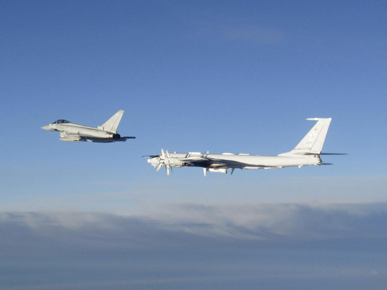 Imaginea articolului Tensiuni între NATO şi Rusia. Marea Britanie a interceptat două avioane militare ruse / Un incident similar a fost raportat de Olanda şi Danemarca