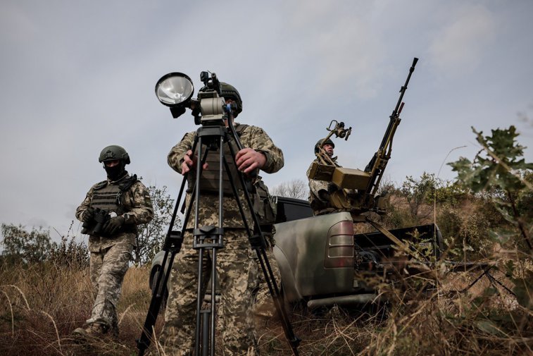Imaginea articolului Războiul din Ucraina, ziua 606. Trupele ruse folosesc noi tactici. Zelenski vizitează bazele militare aflate în sudul ţării / Penurie de drone după restricţiile impuse de China