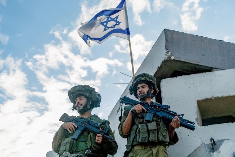 Imaginea articolului Războiul Israel - Hamas, ziua 17. Alţi doi ostatici, eliberaţi de Hamas / Peste 400 de ţinte Hamas au fost lovite în Gaza / Pliante distribuite în Gaza pentru localnici dispuşi să ofere informaţii despre ostaci / Macron, vizită în Israel / Actriţa arabo-israeliană Maisa Abd Elhadi a fost arestată