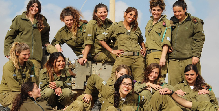 Imaginea articolului Tinerele israelience pleacă la războiul din Gaza, cu moralul ridicat. În Israel, femeile sunt obligate să-şi apere ţara 