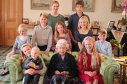 Imaginea articolului Încă o fotografie a familiei regale britanice a fost editată înainte de publicare. Regina Elisabeta a II-a apare în imagine