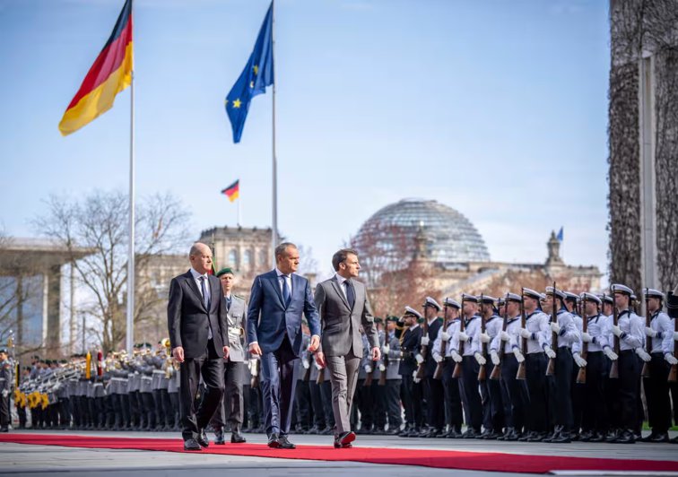 Imaginea articolului Macron vrea un împrumut comun al UE pentru armament, Germania se opune cu vehemenţă. Liderii UE vor discuta astăzi problema