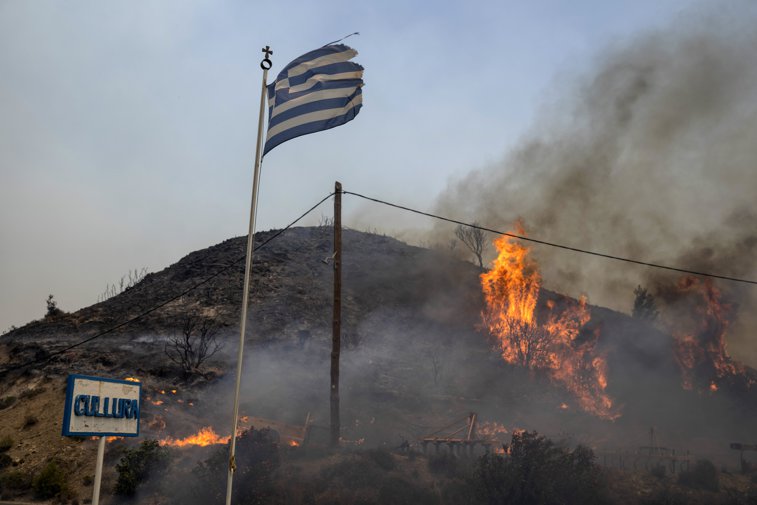 Imaginea articolului Alertă de călătorie în Grecia, din cauza incendiilor de pădure