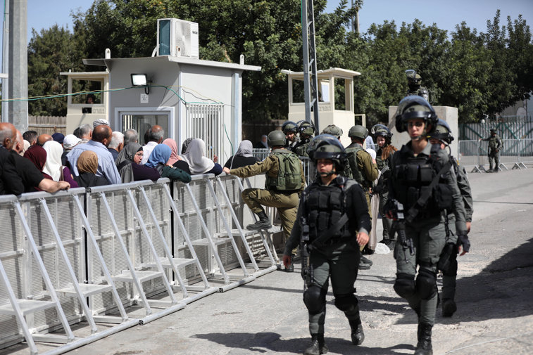 Imaginea articolului O maşină a intrat într-o zonă pietonală din Ierusalim. Două persoane înarmate au fost reţinute