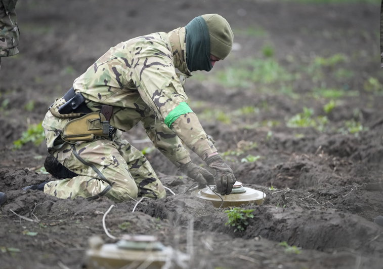 Imaginea articolului Coaliţia internaţională pentru deminare antrenează 3.200 de soldaţi ucraineni

