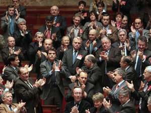 Proteste în Parlamentul francez: Deputaţii socialişti au cântat imnul naţional (Imagine: Mediafax Foto/AFP)