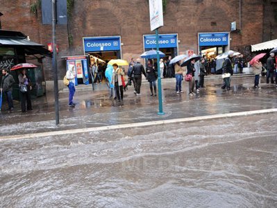 Furtună violentă la Roma: Cel puţin o persoană a murit, iar staţiile de metrou au fost inundate şi circulaţia rutieră perturbată Roma-inundata-afp