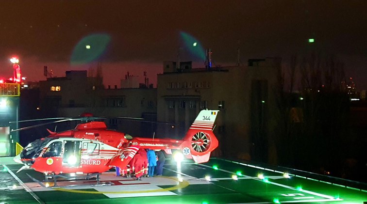 Imaginea articolului Premieră la Spitalul Universitar Bucureşti: Pacienţii au fost transportaţi pe timp de noapte pe heliport