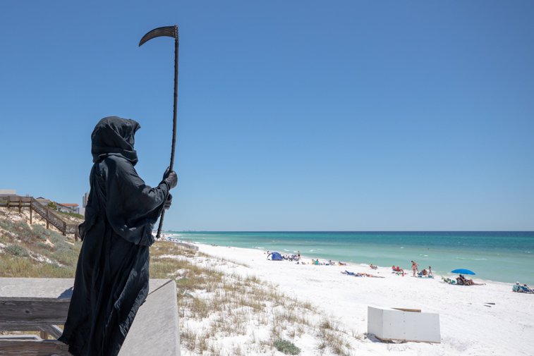 Imaginea articolului “Moartea” care bântuie plajele din Florida. Cine este misteriosul personaj?