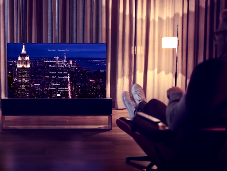 Imaginea articolului LG lansează primul televizor cu ecran rulabil, cu diagonală de 165 de centimetri. Cât va costa