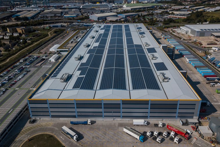 Imaginea articolului Amazon deţine cel mai complex sistem de captare a energiei solare din Europa. Panourile montate pe un depozit din Anglia pot alimenta 700 de case