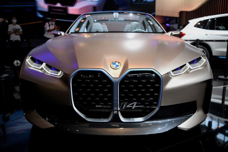 Imaginea articolului BMW concurează pe piaţa maşinilor electrice. Cât costă BMW i4, rivala Tesla Model 3