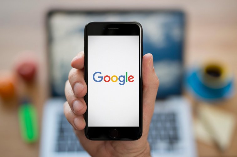 Imaginea articolului Ne ascultă Google telefonul? Teoria conspiraţiei, comentată de Dan Oros, de la Google & YouTube România