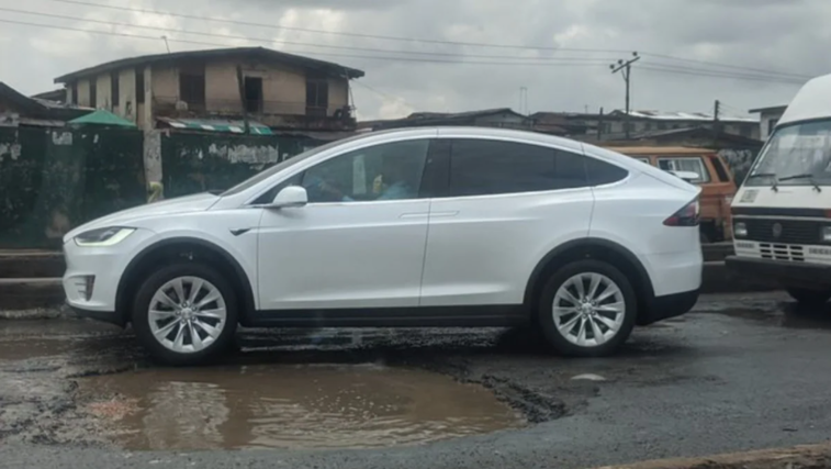 Imaginea articolului Maşină Tesla, supusă la testul şoselelor din Nigeria. Reacţii hilare după un moment inedit în trafic