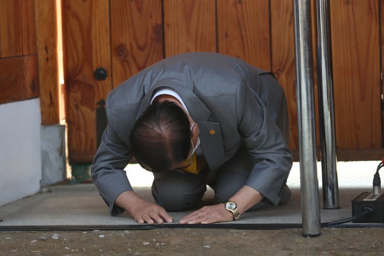 Imaginea articolului Scuze în genunchi din partea liderului sectei religioase care a răspândit nestingherită coronavirusul în Coreea de Sud