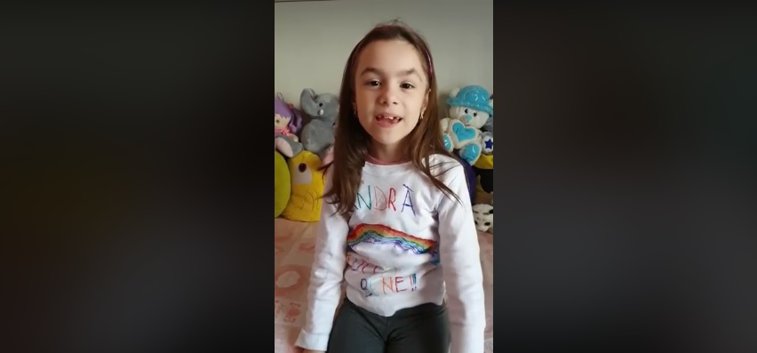 Imaginea articolului Rămâi în casă, dacă îţi pasă! Mesajul emoţionant al unei românce de 7 ani din Napoli | VIDEO