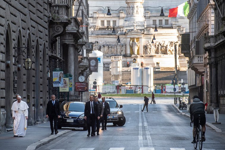 Imaginea articolului VIDEO: „Pelerinaj” pe străzile pustii ale Romei. Papa Francisc s-a rugat în faţa unui crucifix care a salvat italienii de ciumă în 1522
